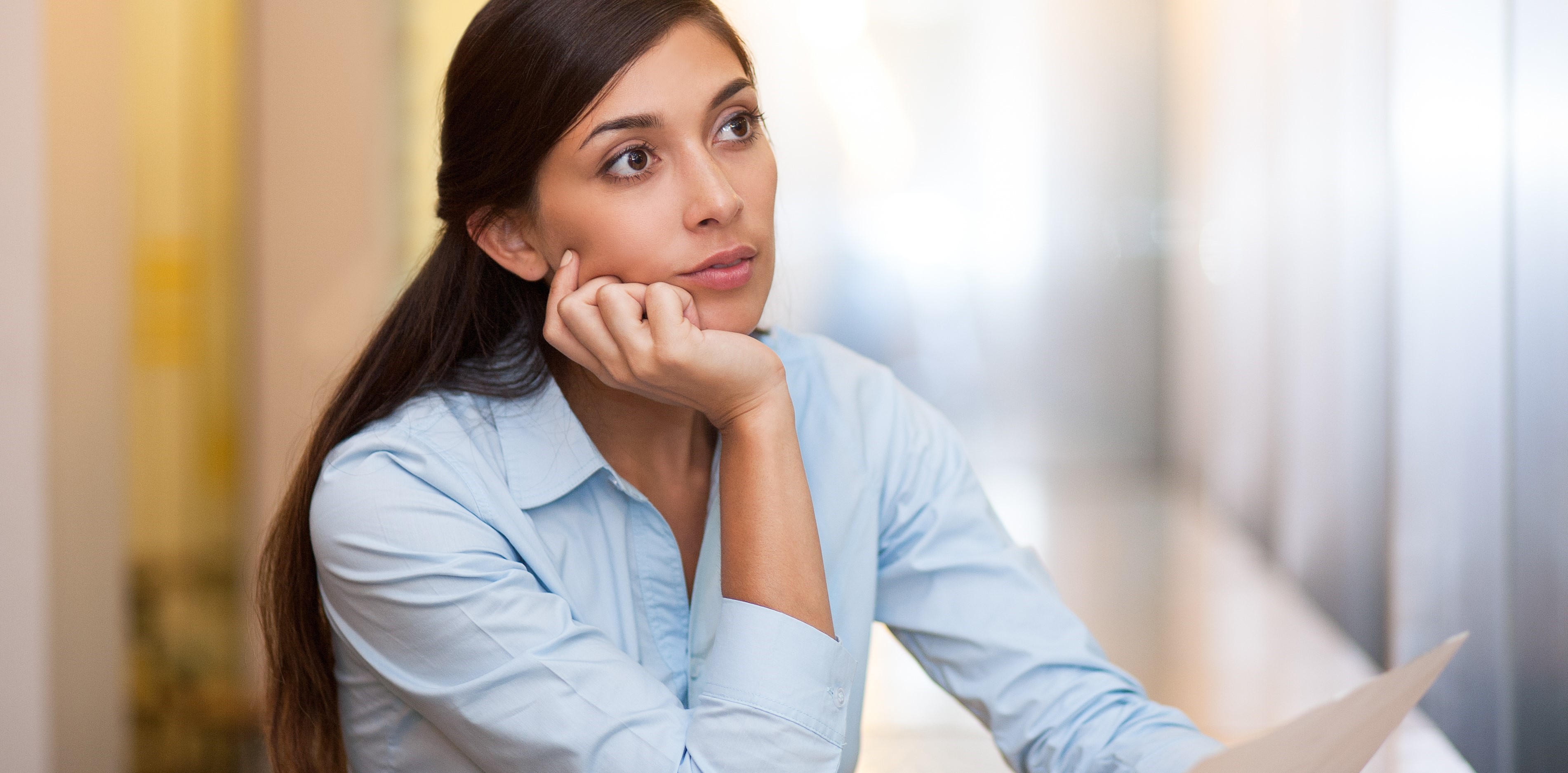 Frau mit Brief schmal.jpg